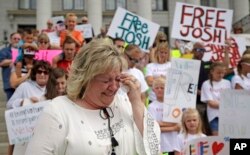 Laurie Holt, en 2016, durante una protesta pidiendo la liberación de su hijo Joshua, preso en Venezuela.