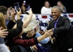 El expresidente Barack Obama saluda a los partidarios de los demócratas en el Centro de Convenciones de Gnesis, el 4 de noviembre de 2018, en Gary, Indiana.