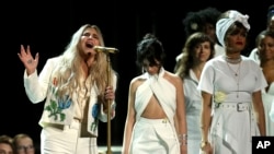 Kesha Grammy mükafatlarının təqdimatı mərasimində "Praying" mahnısını ifa edir