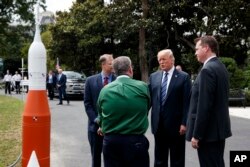 El presidente Donald Trump revisa una exhibición de una "Muestra de productos Made in America" en la Casa Blanca, el lunes 23 de julio de 2018, en Washington. (AP Photo / Evan Vucci).