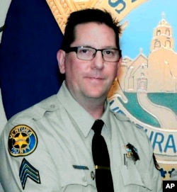 En esta foto no fechada provista por el Departamento del Alguacil del Condado Ventura, California, se ve al sargento Ron Helus, quien murió el 7 de noviembre de 2018, al ser disparado por un atacante en un bar en Thousand Oaks, California.