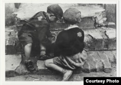 Children on Lodz ghetto street, as photographed by a Jewish photographer. (Yad Vashem Archives)