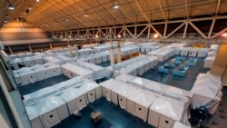 Un hospital temporal levantado en el Centro de Convenciones Ernest N. Morial, en New Orleans, Luisiana, en respuesta al desbordamiento de los hospitales locales que están alcanzando su capacidad, en medio de la pandemia de la COVID-19. Sábado 4 de abril de 2020.