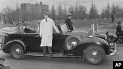 Secret Service agents stand on the running boards of President Franklin D. Roosevelt's car, carrying the president and the Earl of Athlone, Governor General of Canada on his visit to Washington, March 22, 1945.