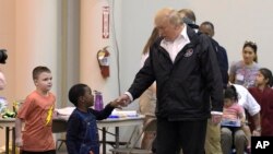 El presidente Donald Trump se reunió con afectados por el huracán Harvey durante una visita a Houston, Texas, el sábado, 2 de septiembre, de 2017.