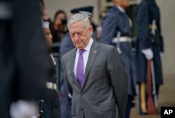 El secretario de Defensa, Jim Mattis, a las afueras del Pentágono, en una foto de archivo de noviembre del 2018.