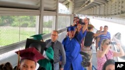 Tienen la esperanza de que las autoridades de inmigración les permitan quedarse en EE.UU.
