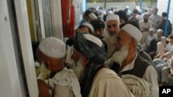 افغانستان می‌گوید که بیش از به ۹۷ هزار مهاجر افغان سند اقامت پاکستان را به دست آورده اند
