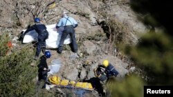 Rescatistas cubren los cadáveres de las víctimas del choque del avión de Germanwings que se estrelló en los Alpes franceses.