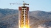 这张日本共同社发表的照片显示朝鲜远程火箭从西海发射场升空。（2016年2月7日）