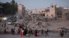 Palestinci rasljeni usled izraelskih vazdušnih udara i kopnene ofanzive u Pojasu Gaze beže iz deova Kan Junisa sledeći izraelske naloge za evakuaciju, 1. jula 2024.