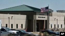 Esta foto del 20 de abril de 2019, muestra el Centro de Detención de Adelanto, en California, donde una investigación interna del Dpto. de Seg. Nacional encontró comida podrida, baños mohosos y en mal estado y condiciones que podrían estar violando la condición de los detenidos.
