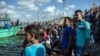 Arhiva - Egipatski migranti na obali čekaju na brod koji donosi tela migranata stradalih kada je potonulo njihovo plovilo kojim su, preko Sredozemnog mora, pokušali da se domognu evropske opbale, Rozeta, Egipat, 22. septembar 2016. (AP Photo/Eman Helal)