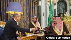 Pərviz Şahbazov və Salman bin Əbdüləziz Al Səud (Arxiv foto)