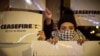 Một người biểu tình tại Paris, Pháp, ngày 23/2/2024 kêu gọi ngừng bắn tại Dải Gaza.