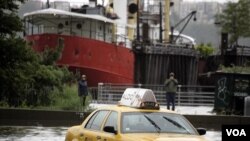 En el West Side de Manhattan, en el centro de Nueva York, un taxi fue sorprendido por la inundación que afectó la ciudad.