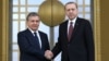 O'zbekiston Prezidenti Shavkat Mirziyoyev (chapda) Turkiya rahbari Rajab Toyyib Erdog'an bilan, Anqara, Turkiya.