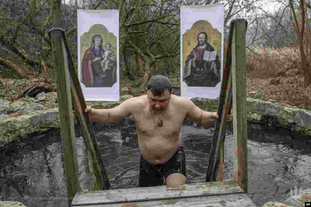 Фото 33-ї Механізованої бригади. Військовий занурюється у воду на Водохреще, Дніпропетровська область, 6 січня 2025 року. (Volodymyr Petrov/Ukraine's 65th Mechanised Brigade via AP)