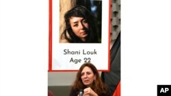 Ricarda Louk, nëna e 22 vjeçares Shani Louk, e rrëmbyer nga Hamasi, qëndron e ulur pranë fotografisë së vajzës së saj. Ushtria izraelite njoftoi se ka gjetur trupat e tre pengjeve në Gazë më 17 maj, 2024/Pamje nga arkivi/AP