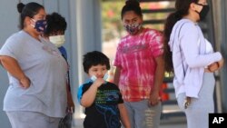Una familia espera en fila para hacerse la prueba de Covid en un puesto móvil del Hospital Parkland, en el sur de Dallas, Texas, el 10 de julio de 2020.
