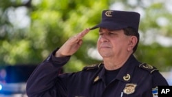 Kepala Kepolisian Nasional El Salvador, Mauricio Arriaza, memberi hormat saat peluncuran patroli perbatasan baru di perbatasan Guatemala, La Hachadura, El Salvador, 12 September 2019. (Foto: AP)