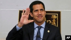 La Asamblea Nacional Constituyente, que responde al presidente en disputa Nicolás Maduro, ordenó el martes 2 de abril de 2019 retirar la inmunidad parlamentaria al presidente encargado Juan Guaidó. 