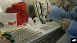 Especialistas señalan que las pruebas de aliento serían menos costosas y más rápidas que los exámenes de sangre.