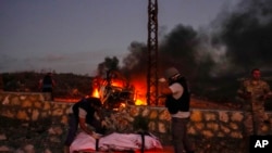 ARCHIVO - Trabajadores de Defensa Civil retiran el cadáver del camarógrafo de Reuters Issam Abdallah, quien murió en un ataque perpetrado por Israel, en la aldea de Alma al-Shaab, en el sur del Líbano, el viernes 13 de octubre de 2023.