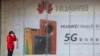 Una mujer parada junto a un anuncio de los celulares Huawei en Beijing, el 8 de marzo del 2020. 