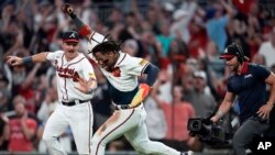 El venezolano Ronald Acuña Jr. celebra mientras recorre las bases en el juego del 27 de septiembre de 2023 contra los Cachorros de Chicago, en Atlanta.