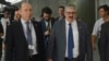 El vicecanciller de Uruguay, Ariel Bergamino (derecha) abandona la sala de sesión de la 49 Asamblea General de la OEA en Medellín, Colombia, tras anunciar que su país se retira del evento por la participación de diplomáticos del gobierno encargado de Venezuela. Junio 27 de 2019.
