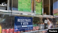 Un cartel de registro de votantes en un camión de tacos, como parte de la campaña "Guac the Vote" de la Cámara de Comercio Hispana de EE. UU., en Houston, Texas. Imagen de archivo del 29 de septiembre de 2016.