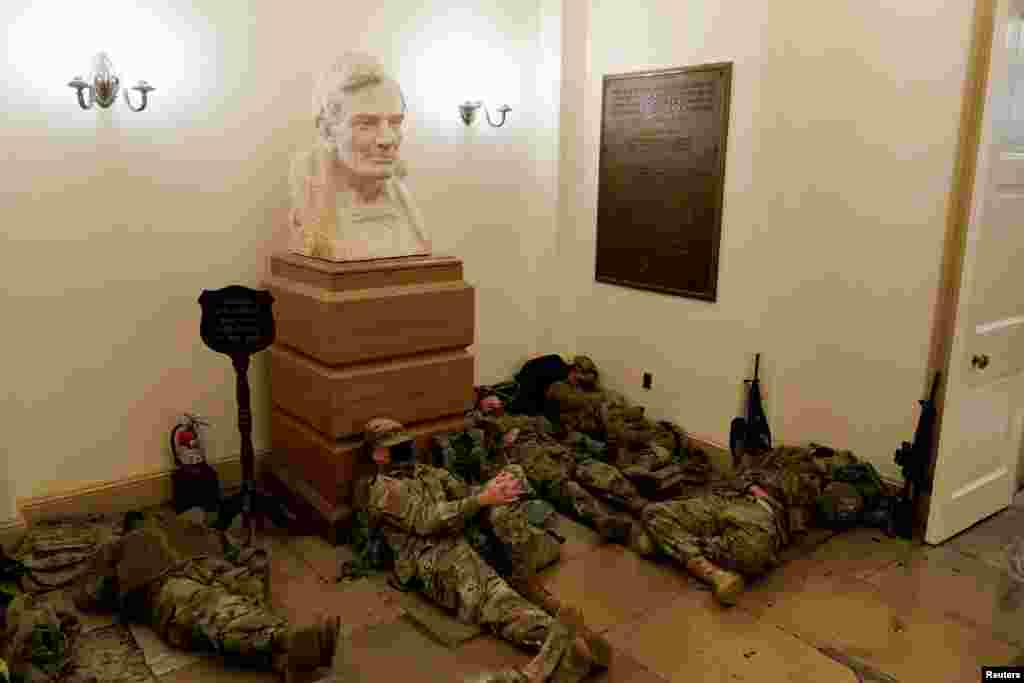 Integrantes de la Guardia Nacional duermen en el piso del Capitolio. 13 de enero de 2021.