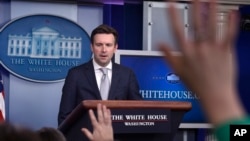 Josh Earnest evitó culpar a China por el ataque cibernético que pone en riesgo a unos cuatro millones de empleados federales de EE.UU.