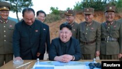 El líder de Corea del Norte Kim Jong Un durante el lanzamiento de un misil balístico de largo alcance tipo Hwasong-12, en un ensayo cuya fecha no se estableció dada a conocer por la Agencia Central de Noticias Coreana, KCNA, el 15 de mayo de 2017.