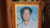 រូបថត​របស់​លោក ទុយ ស្រស់ ដែល​ត្រូវ​បាន​វាយ​ដល់​គ្រាំក្នុង និង​ស្លាប់ ត្រូវ​បាន​ដាក់តាំង​នៅក្នុង​ផ្ទះ​របស់​លោក ក្នុង​ភូមិជ្រៃ ឃុំចង្ហា ស្រុកអូរជ្រៅ ខេត្តបន្ទាយមានជ័យ។ (ស៊ុន ណារិន/VOA Khmer)
