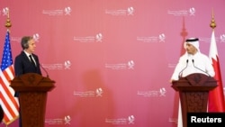 El secretario de Estado de EEUU, Antony Blinken, (izq), en una conferencia de prensa conjunta con el canciller de Qatar, Sheikh Mohammed bin Abdulrahman Al-Thani (der), en Doha el 22 de noviembre de 2022.