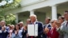 Trump firma decreto para fomentar la prosperidad de los latinos