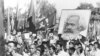 지난 1966년 5월 16일 중국의 마오쩌둥이 주도한 문화대혁명에 참가한 청년들이 행진하고 있다.