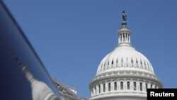 ARCHIVO: La cúpula del Capitolio de EE. UU. se refleja en una ventana en Capitol Hill en Washington, EE. UU., el 20 de abril de 2023.