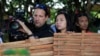 Sutradara Hollywood Livi Zheng (tengah) saat penggarapan film 'Insight'.