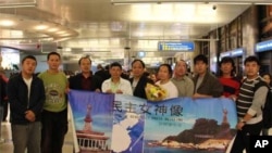 陳維明(右五)回到洛杉磯
