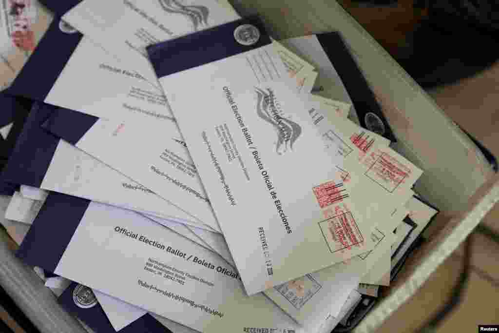 Las boletas por correo se ven en el Palacio de Justicia del Condado de Northampton el d&#237;a de las elecciones en Easton, Pennsylvania, el 3 de noviembre de 2020.