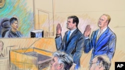Un dibujo de la corte muestra a Paul Manafort, el exjefe de campaña del presidente Donald Trump y a su socio Rick Gates, durante su audiencia en una corte federal para responder a los cargos presentados en su contra. Washington, octubre 30, 2017.