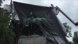Tapan monumento confederado por duelo en Charlottesville