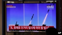 La televisión de Seúl reporta lanzamientos de misiles por Corea del Norte el 14 de abril de 2020.