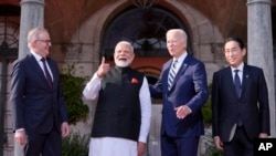 Presiden Joe Biden menyambut (dari kiri) Perdana Menteri Australia Anthony Albanese, Perdana Menteri India Narendra Modi, dan Perdana Jepang Fumio Kishida di Claymont, Delaware, Sabtu, 21 September 2024. (Foto: Mark Schiefelbein/AP Photo)