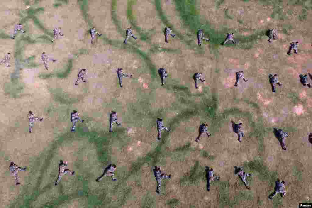 Polisi paramiliter China ikut serta dalam latihan fisik di Nanning, Guangxi, China.
