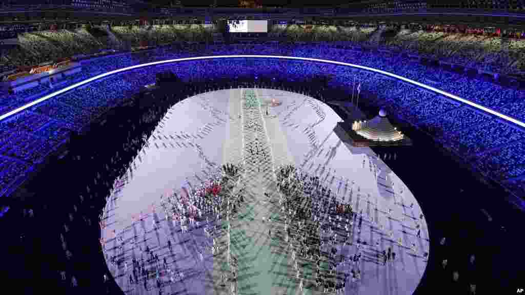 Los atletas caminan dentro del Estadio Ol&#237;mpico de Tokio el 23 de julio de 2021, durante la ceremonia de apertura de los Juegos Ol&#237;mpicos.