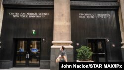 Un ciudadano camina por las calles de Nueva York tras realizar unas compras aprovechando la reapertura de algunos negocios en la ciudad, el pasado 7 de julio.